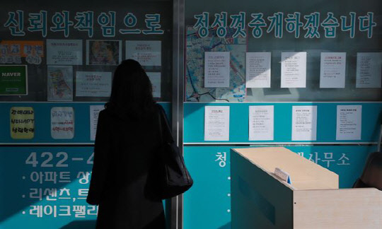 정부가 주차장법을 강화하면서 빌라 공급이 줄어들고 있다. '미친 서울 집값'을 견디지 못하는 1인 가구나 청년층의 내 집 마련의 꿈이 점점 멀어질 전망이다.  연합뉴스